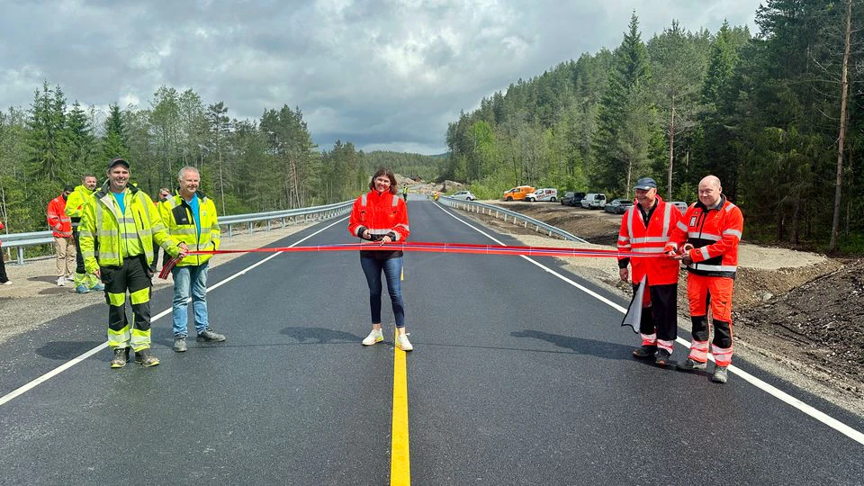 Snorklipping for å markere at ny del av rv. 41 er ferdig utbedret. Fra venstre: Erlend Aanesland og Syvert Fossdal fra Holbæk Anlegg AS, avdelingsdirektør Marianne Øhrn, kontrollingeniør Rune Retterholt og byggeleder Tor Prip Olsen fra Statens vegvesen. Foto: Kari Liheim Sund, Statens vegvesen.