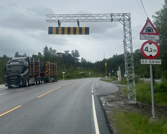 Tunnelene på Fv 49 gjennom Tokagjelet har nå skiltet fri høyde på 4,2 m