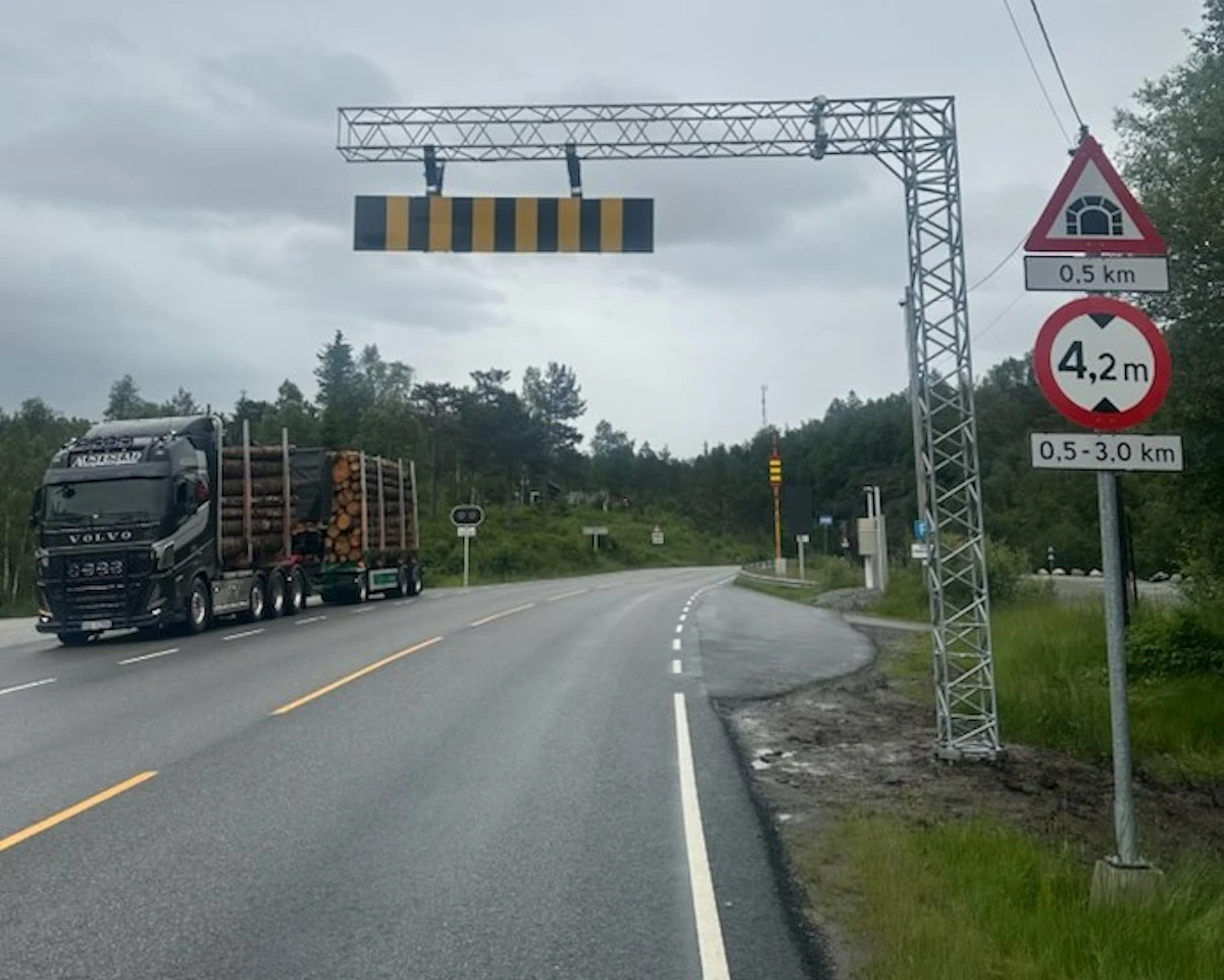 Tunnelene på Fv 49 gjennom Tokagjelet har nå skiltet fri høyde på 4,2 m