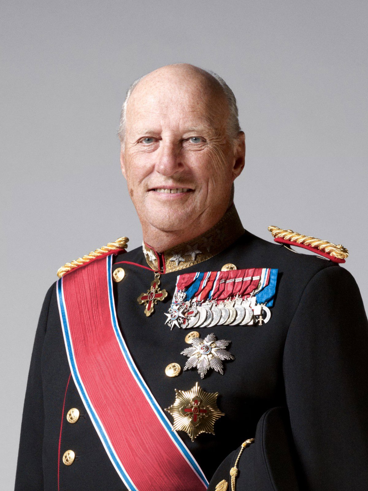 ETT MINUTT STILLHET FOR KONG HARALD 5.